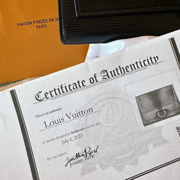 Louis Vuitton Epi Jena Clutch, Black, W/ dust bag, LB box & LV Gift bag. - Picture 4 of 16